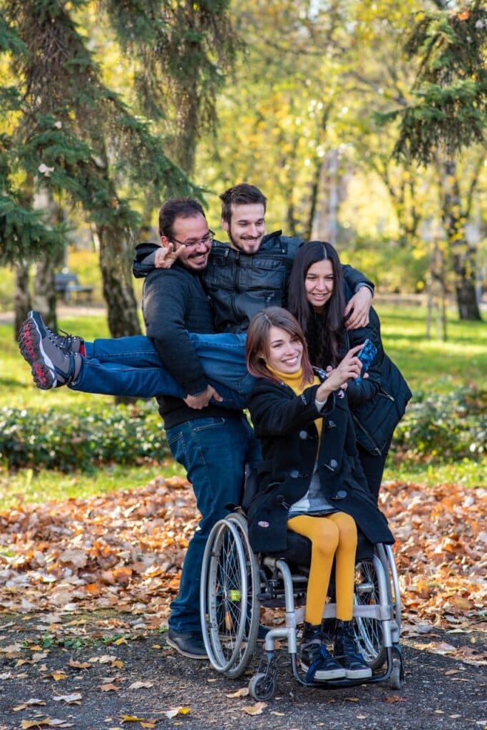 amitié groupe amis handicap fauteuil roulant 