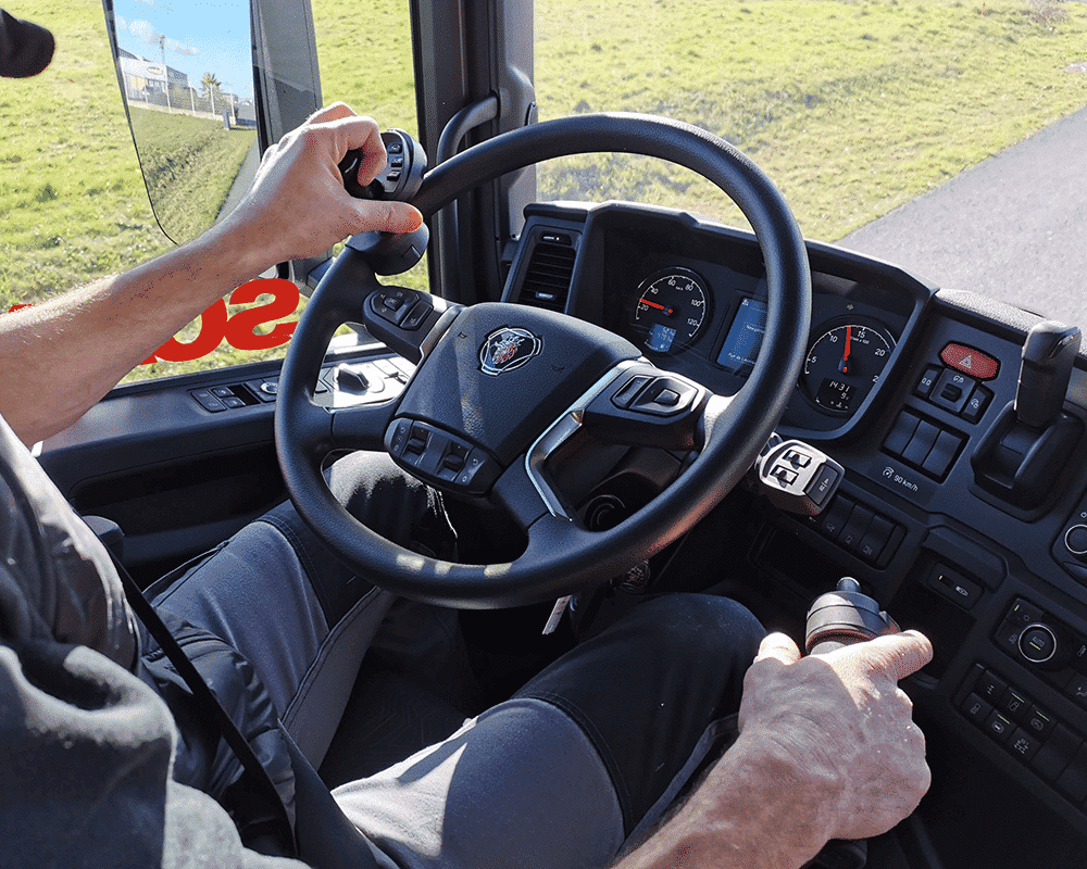 Adaptation de commandes au volant sur Scania Serie R II - Sojadis